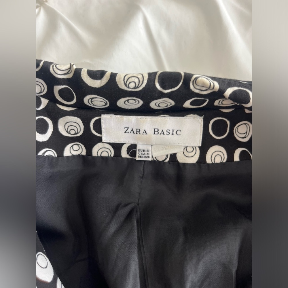Zara Basic Monochrome Circle Pattern Jacket - image 4